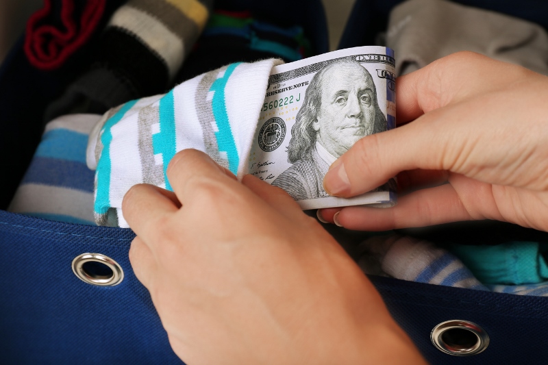 Mrazák nebo šuplík na ponožky. Kam nejčastěji schováváme peníze?