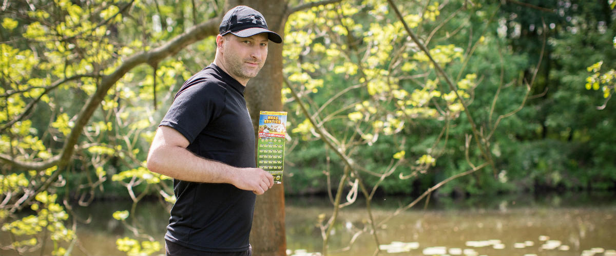 SAZKA reportér: Pan Řehák loví šťastné stírací losy na poště