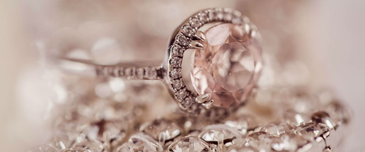 Naši čtenáři mají jasno: ženu milionáře nejvíc potěší krásný šperk