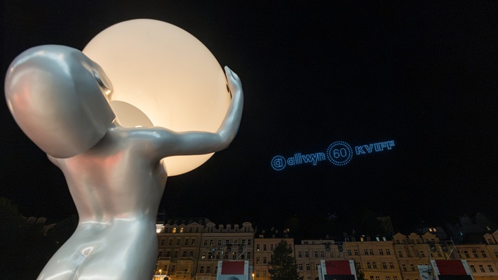 1 300 dronů rozzářilo nebe nad KVIFF. Podívejte se, co stálo za rekordní show