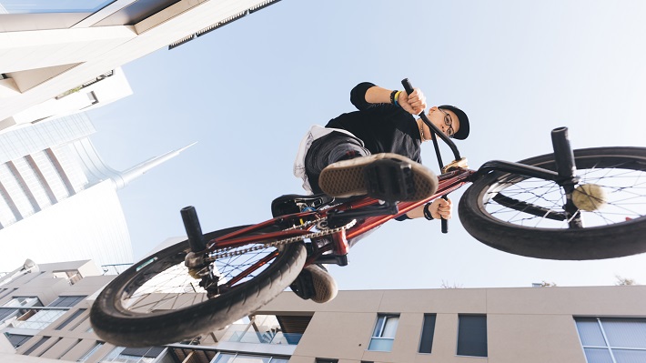 První BMX pumptrack na světě z upcyklovaných stíracích losů? Sazka ho představí na festivalu Life!