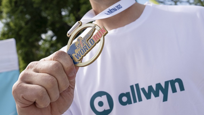 Wings for Life World Run 2025: Allwyn běžel po celém světě. V Česku i za Martina Garbu