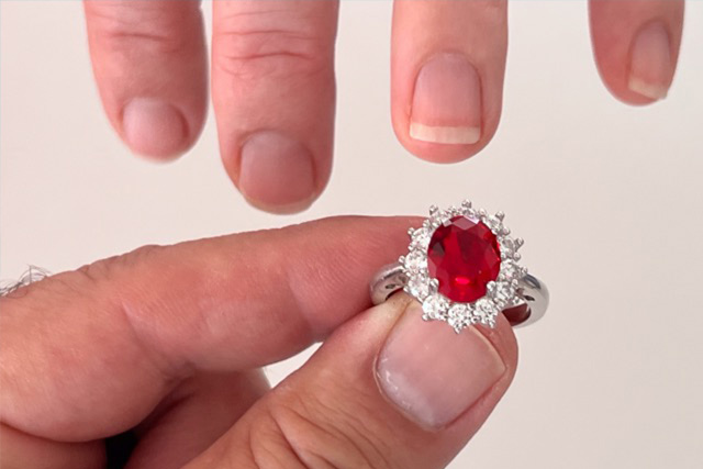 Za Euromiliony rub&iacute;nov&yacute; prstek